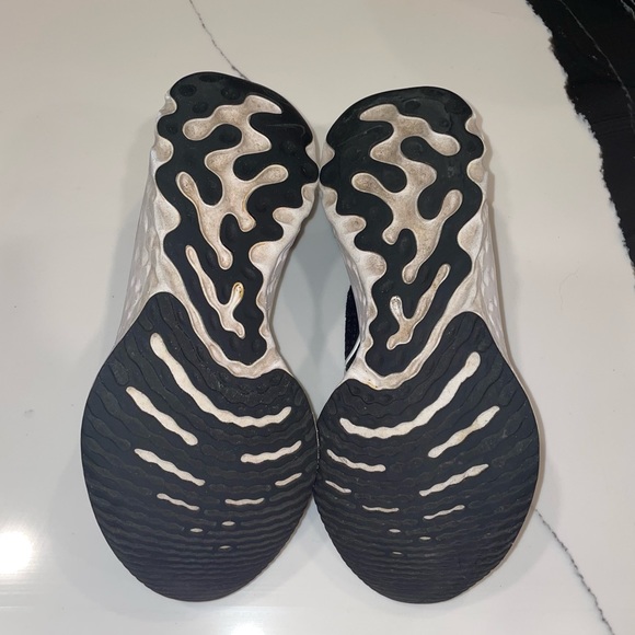 NIKE flyknit women’s shoe - Picture 8 of 8